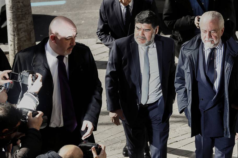 Nella foto vediamo Maradona accanto al presidente del Napoli Aurelio De Laurentiis: di fatto comincia oggi l&#39;avventura di Diego come ambasciatore del Napoli nel mondo.
